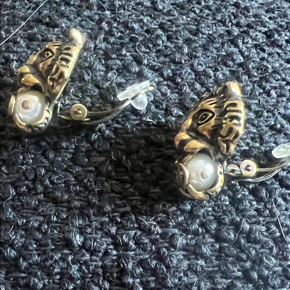 Gucci Gold Lion Motif Earrings - Picture 4 of 12